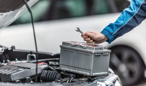 Como limpar corrosão da bateria do carro