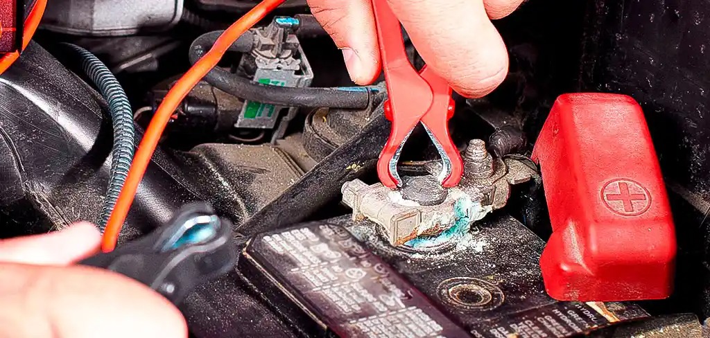 Como limpar corrosão da bateria do carro